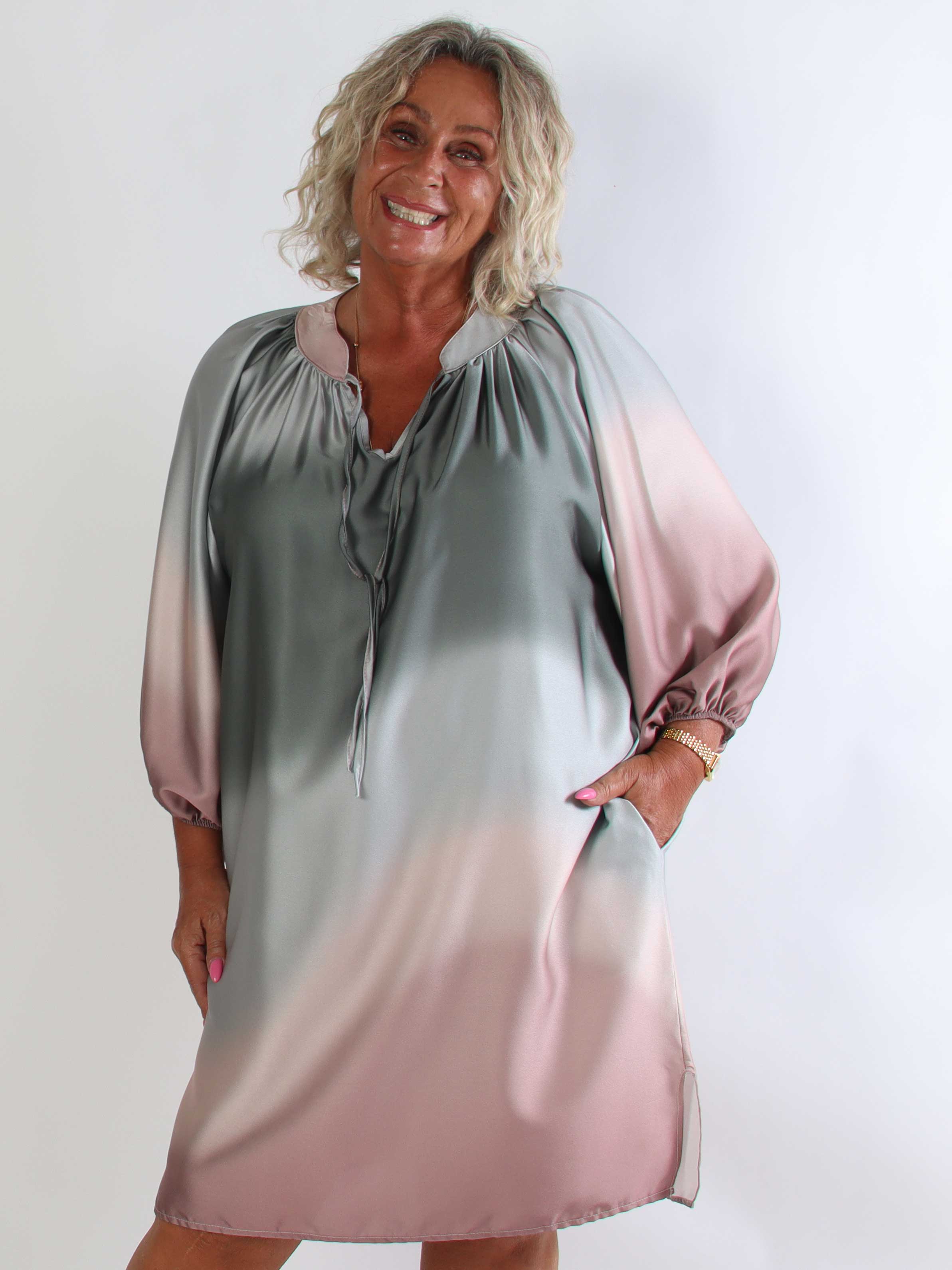 Amidala Batik - Elegant plus size tunikakjole i batikmønster med lommer